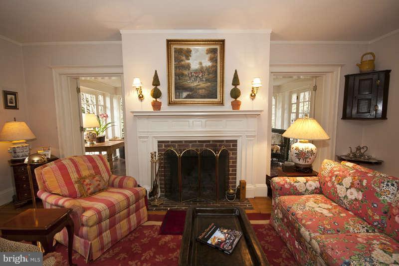 227 Chancery Road Baltimore, MD 21218 - Photo 14 of 30 Living Room