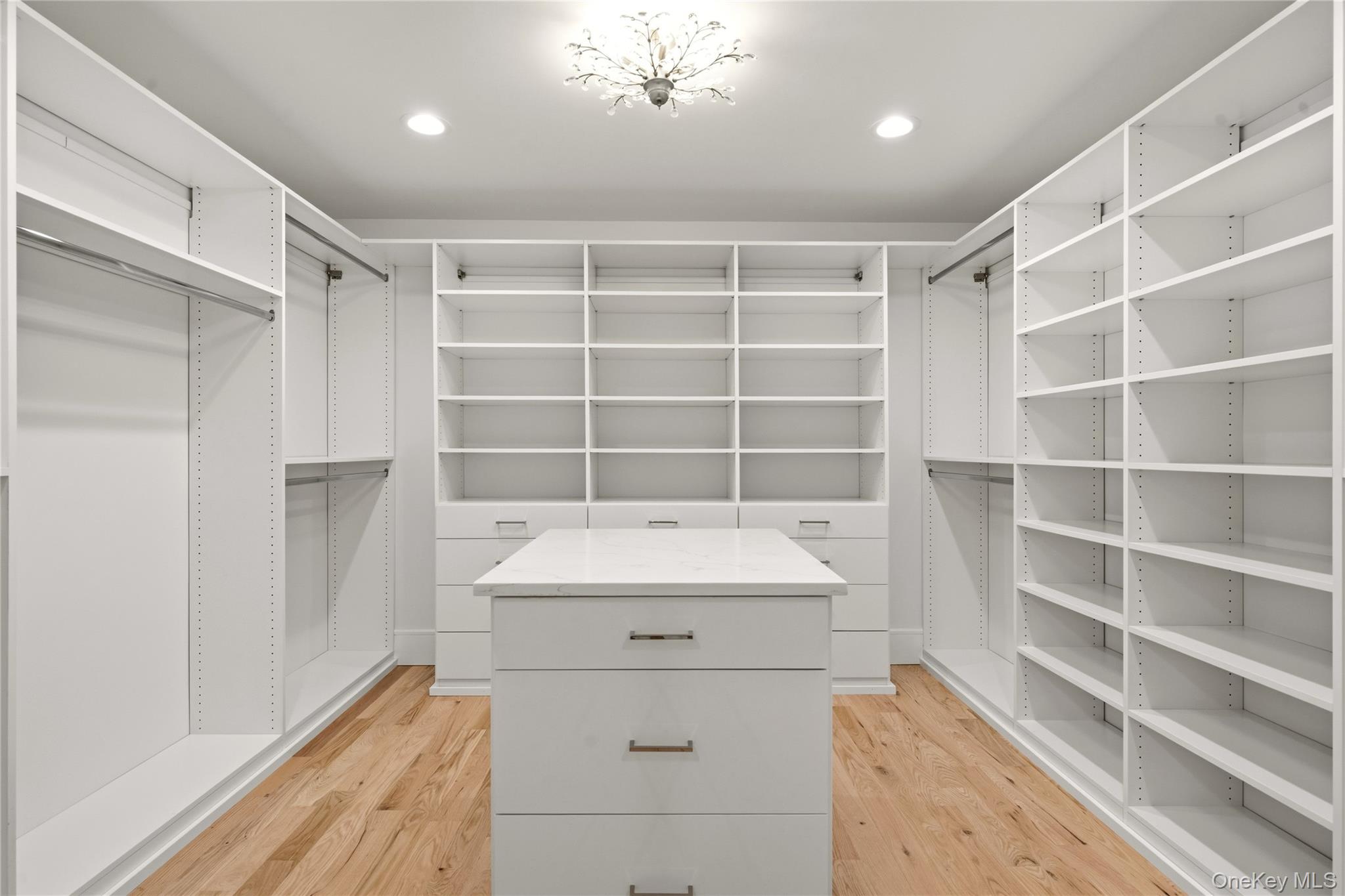 654 Caledonia Road Dix Hills, NY 11746 - Photo 20 of 34 Gallery Image 20