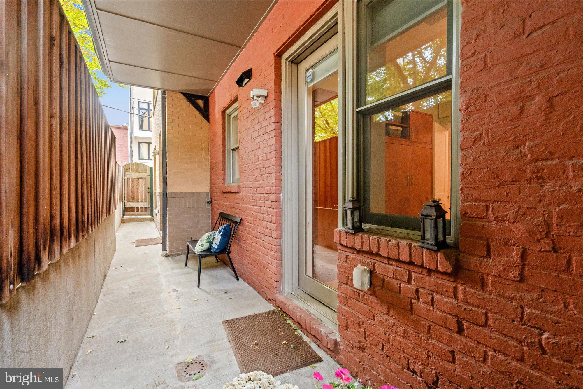 1817 Swann Street Northwest, Unit B Washington, DC 20009 - Photo 26 of 34 a view of an entryway