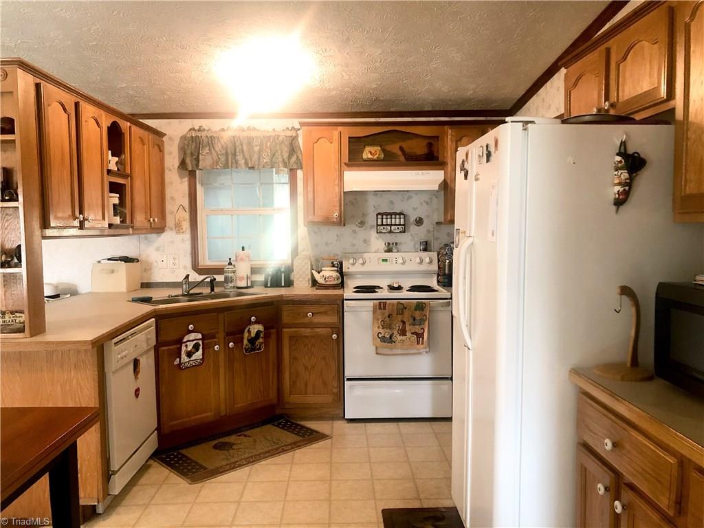 679 Mt Zion Road Pinnacle, NC 27043 - Photo 17 of 30 Kitchen