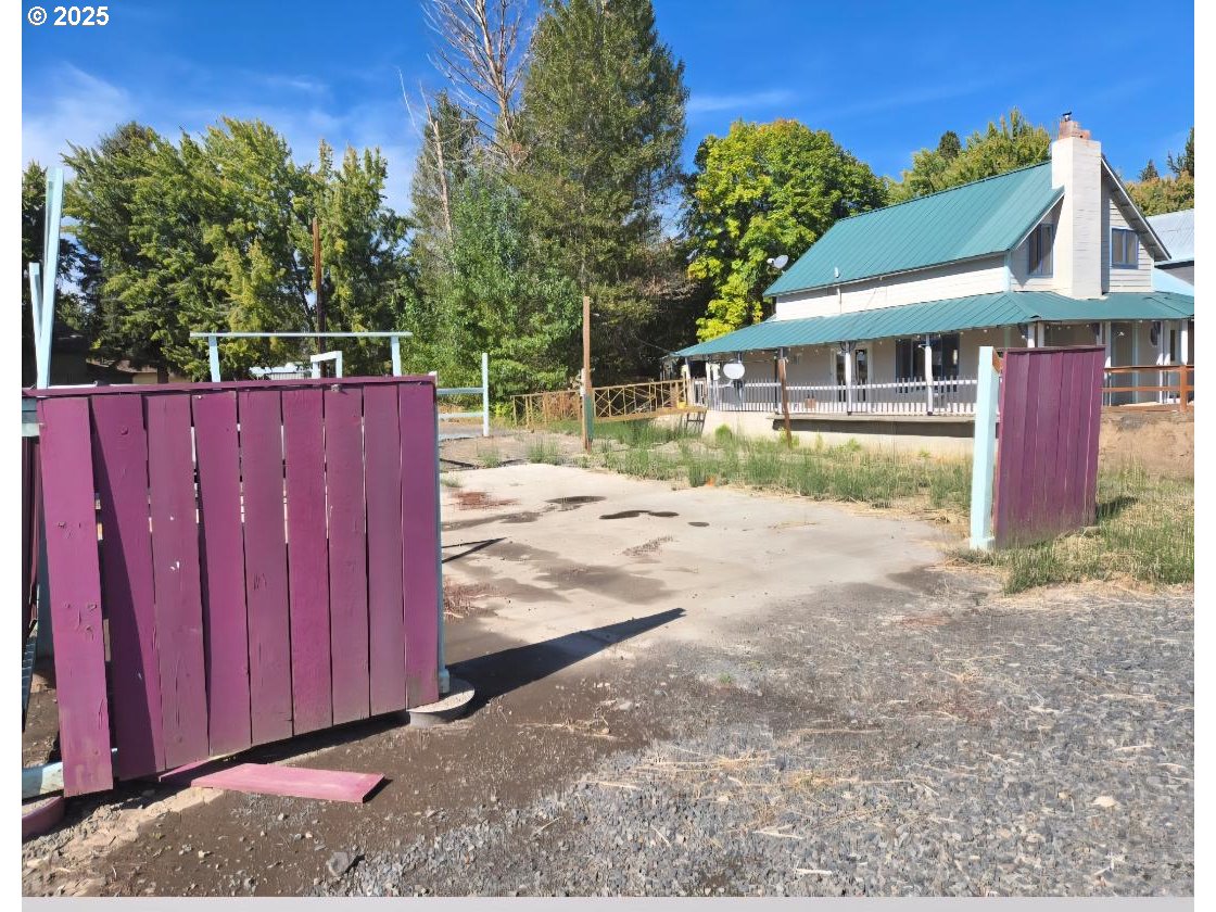 57036 Wamic Market Road Wamic, OR 97063 - Photo 30 of 31 a backyard of a house with yard and outdoor seating