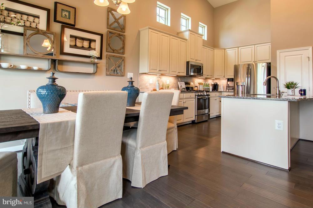 GREAT FOR ENTERTAINING - DINING RM