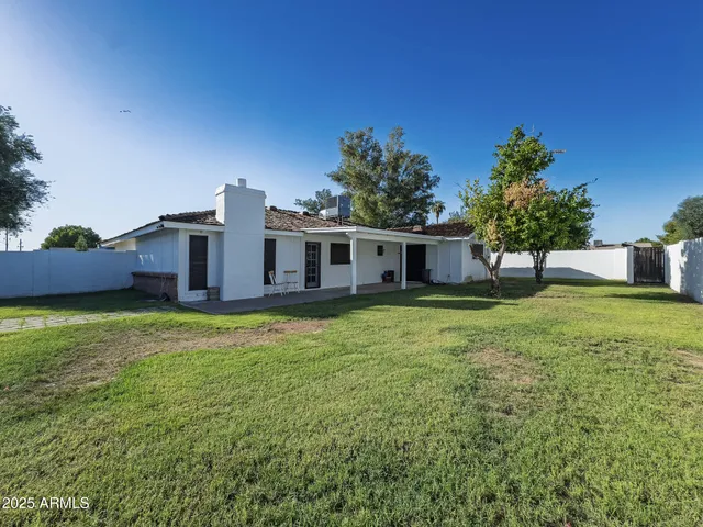 a view of a house with backyard and garden