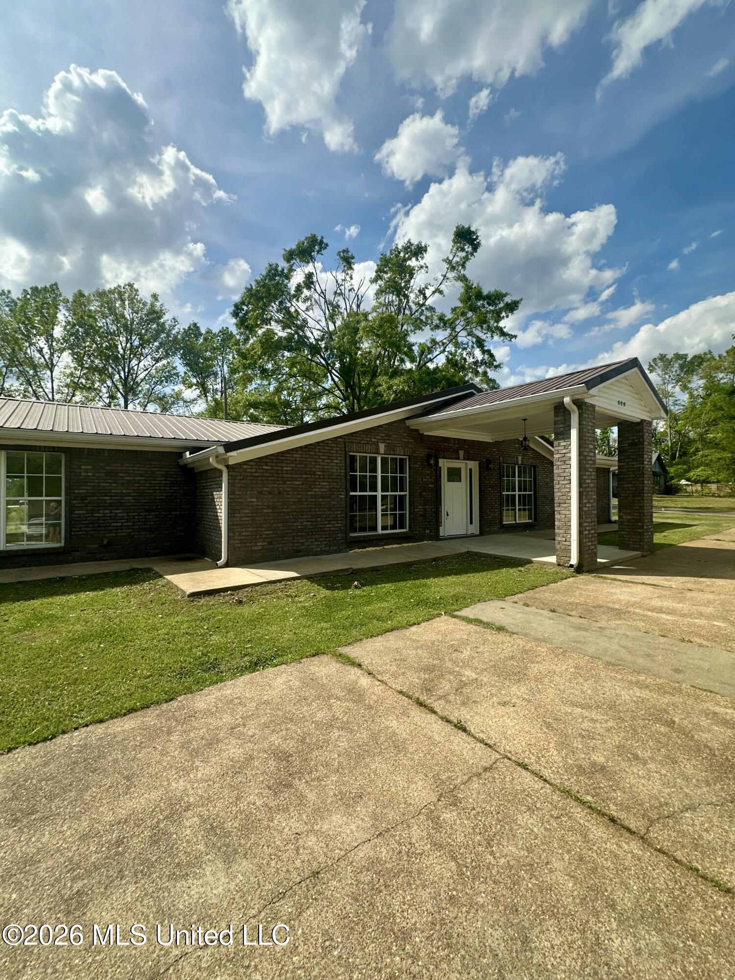 209 Elm Road Batesville, MS 38606 - Photo 1 of 18 IMG_5132