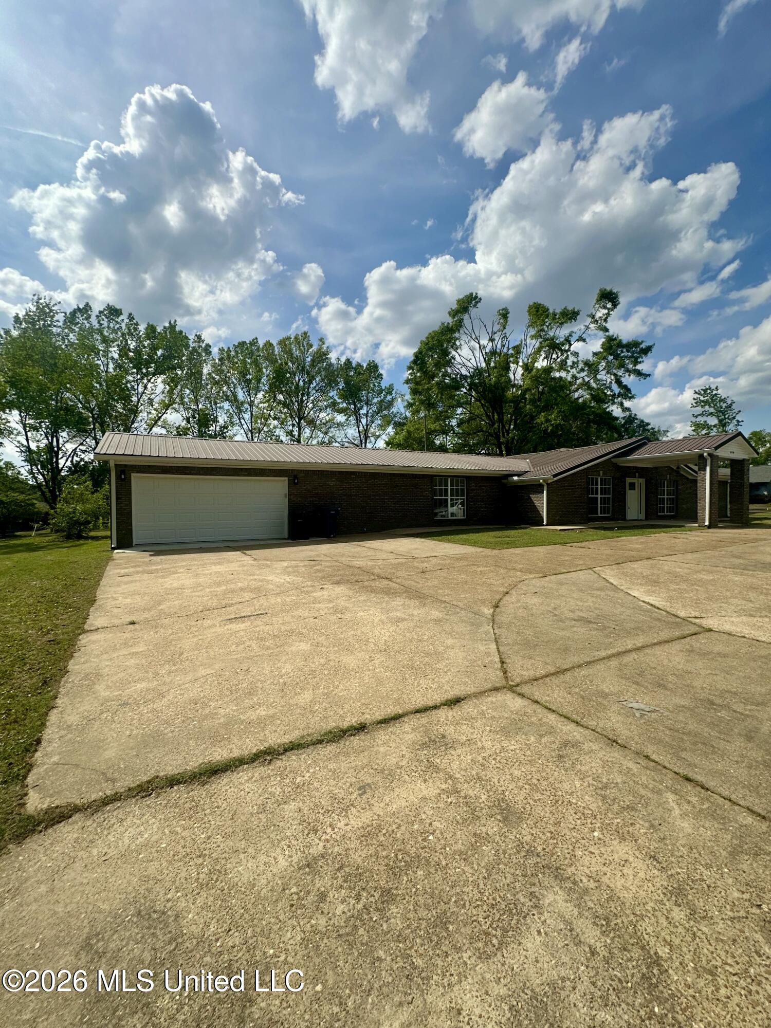 209 Elm Road Batesville, MS 38606 - Photo 2 of 18 IMG_5131