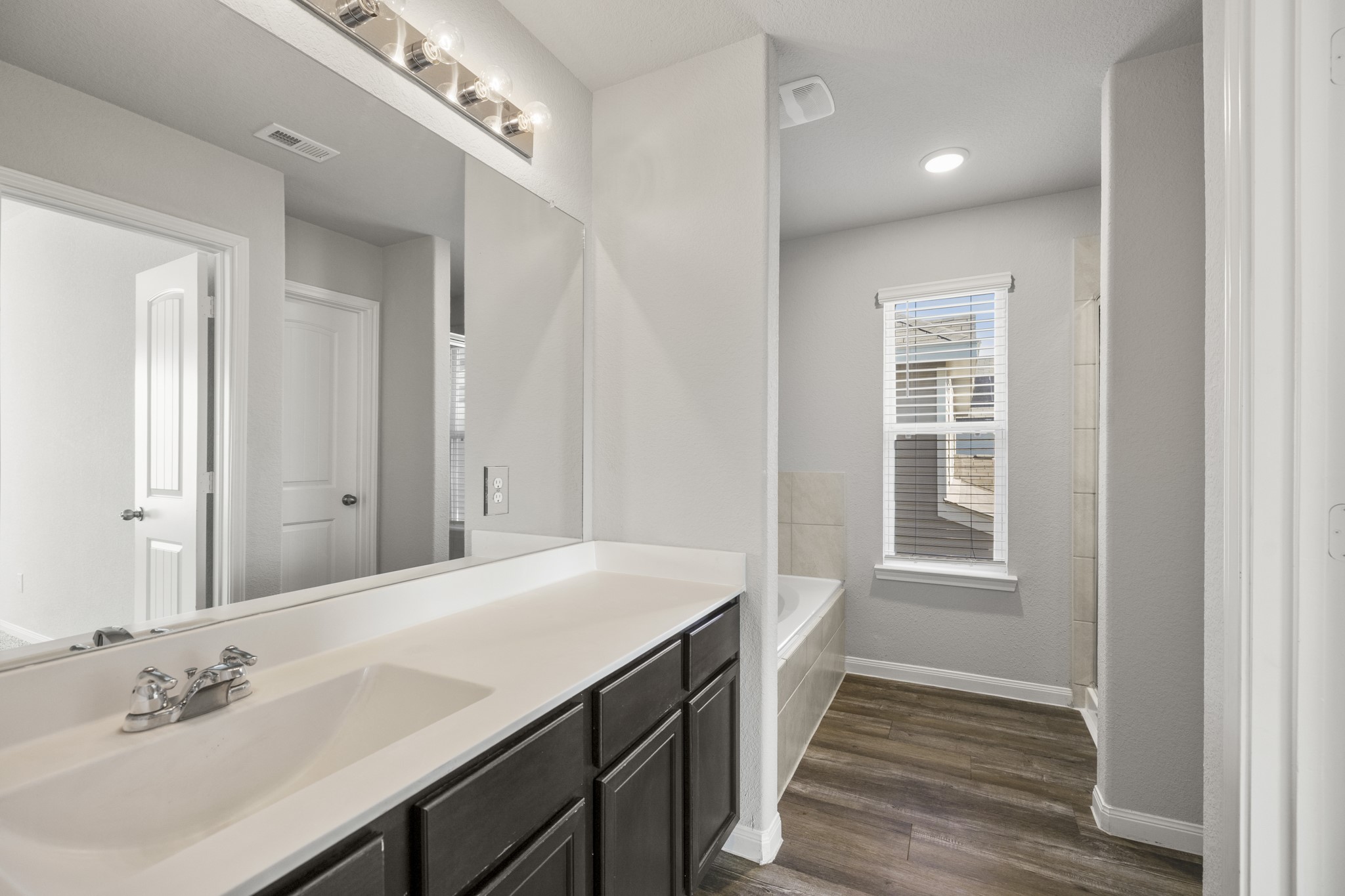 3571 Cannon Drive Conroe, TX 77301 - Photo 16 of 39 2nd level spacious primary suite