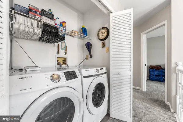 a view of entryway with washer and dryer