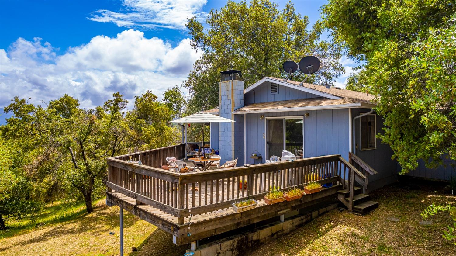 5090 Tiptop Road Mariposa, CA 95338 - Photo 1 of 46 a front view of a house with garden