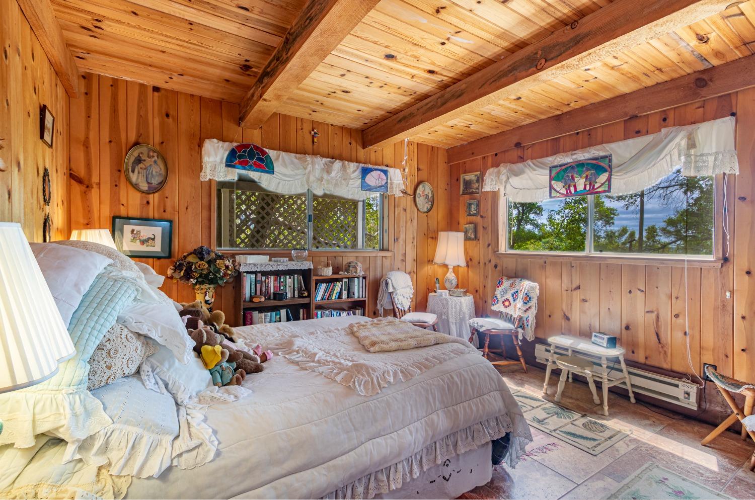 5090 Tiptop Road Mariposa, CA 95338 - Photo 21 of 46 a bed room with a bed and a chair