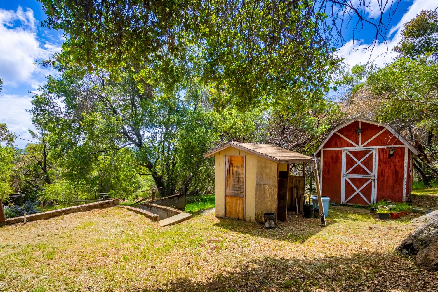 5090 Tiptop Road Mariposa, CA 95338 - Photo 33 of 46 a view of a house with backyard