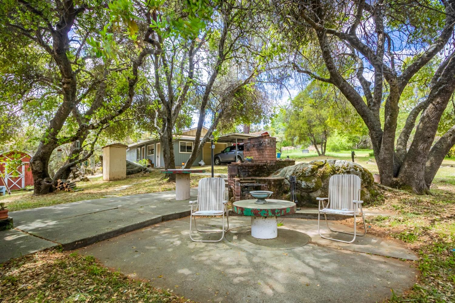 5090 Tiptop Road Mariposa, CA 95338 - Photo 39 of 46 a view of a patio with iron fence