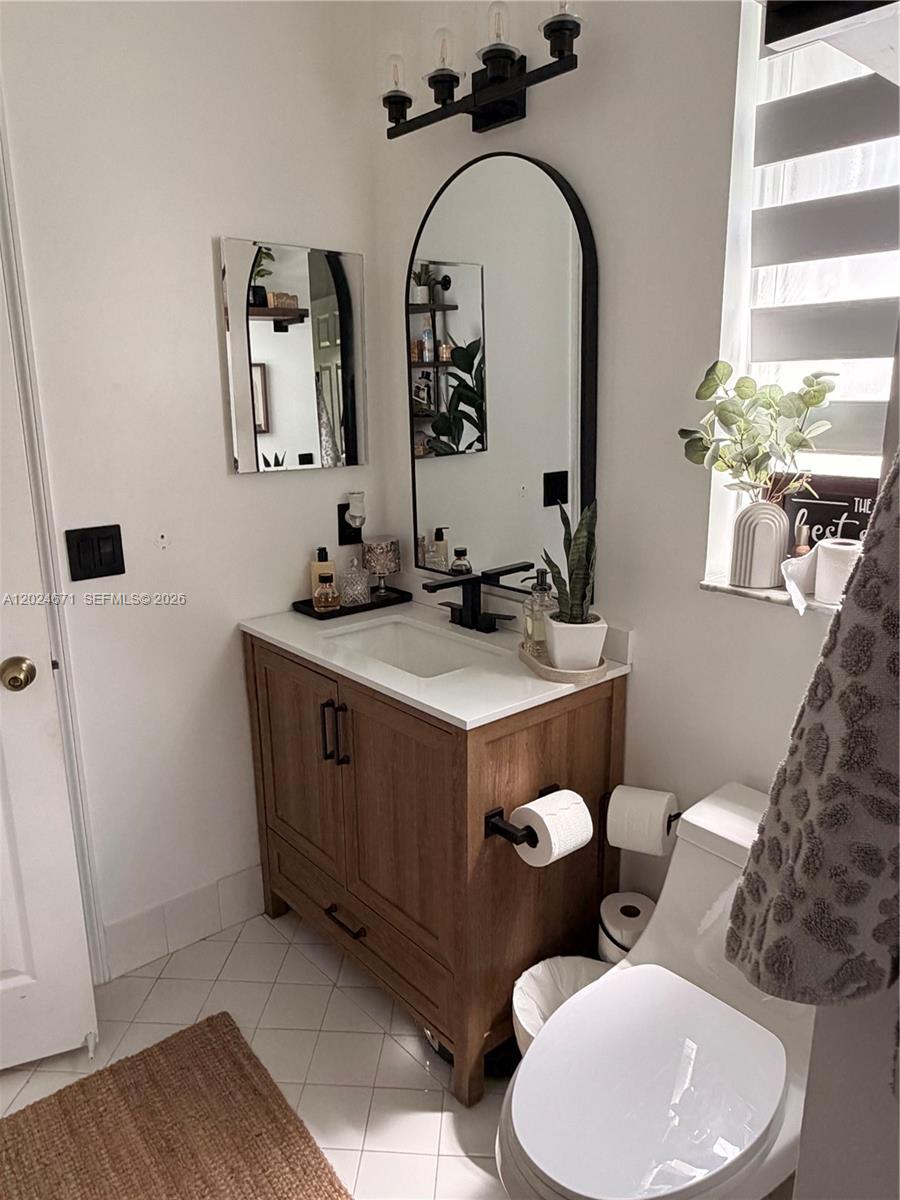 2116 Northeast 38th Road, Unit 2116 Homestead, FL 33033 - Photo 21 of 31 a bathroom with 2 sink and a mirror