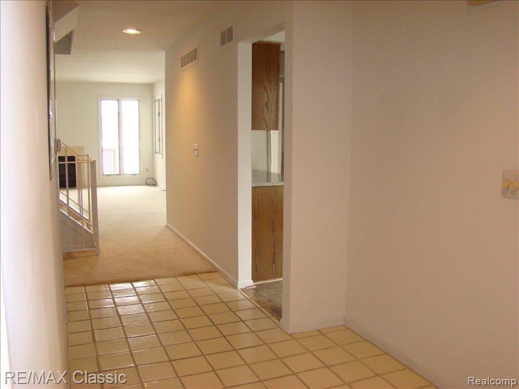 938 Golfview Court, Unit 20 Rochester, MI 48307 - Photo 2 of 15 LIGHT BRIGHT OPEN FOYER