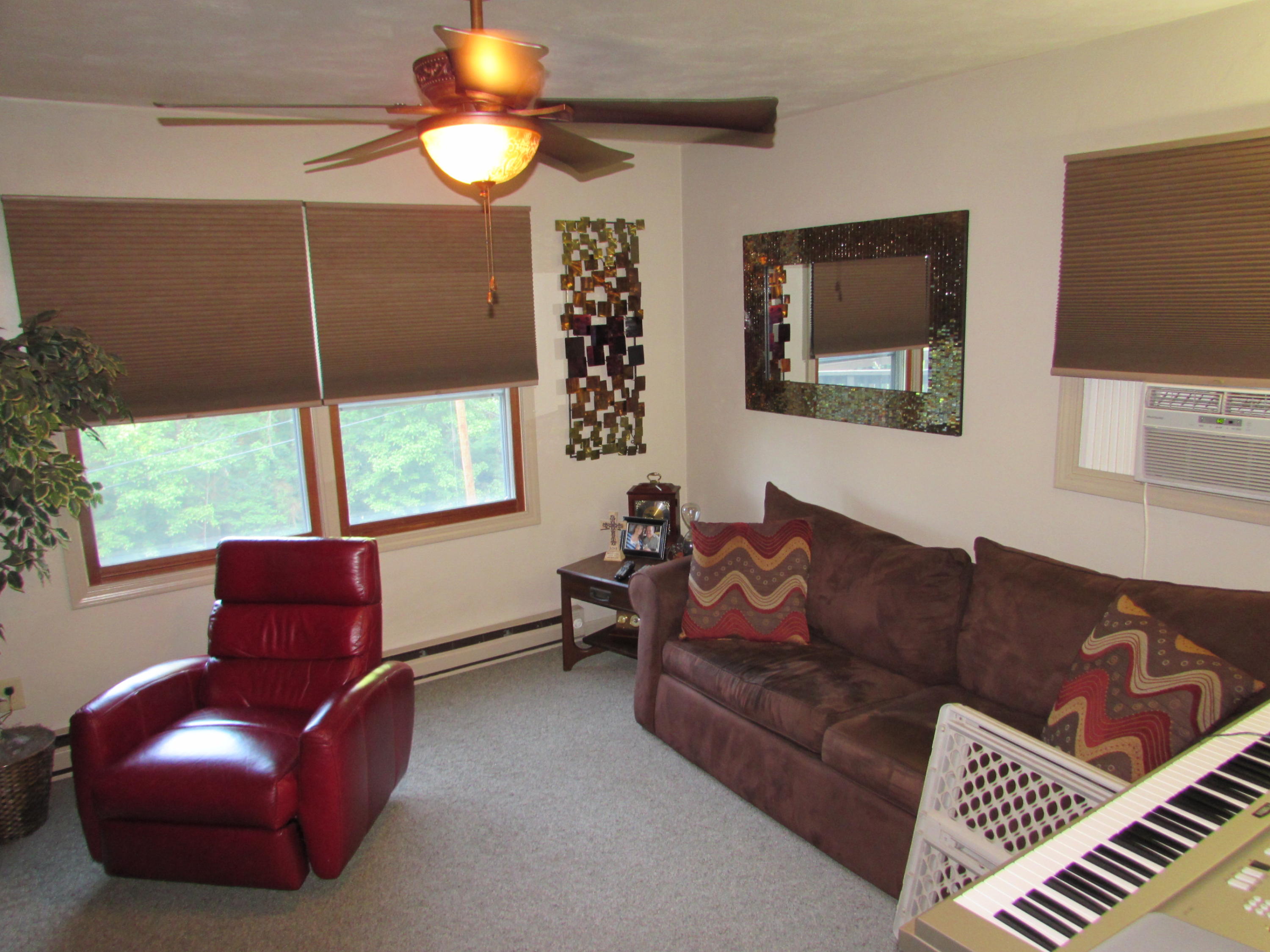 7223 Poage Valley Rd Extension Roanoke, VA 24018 - Photo 4 of 18 023
