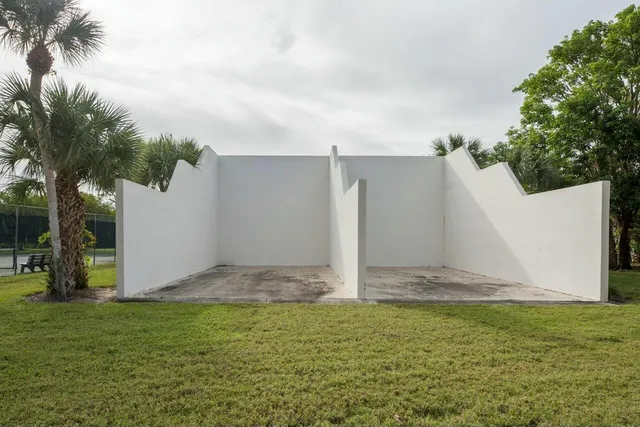 a view of a backyard