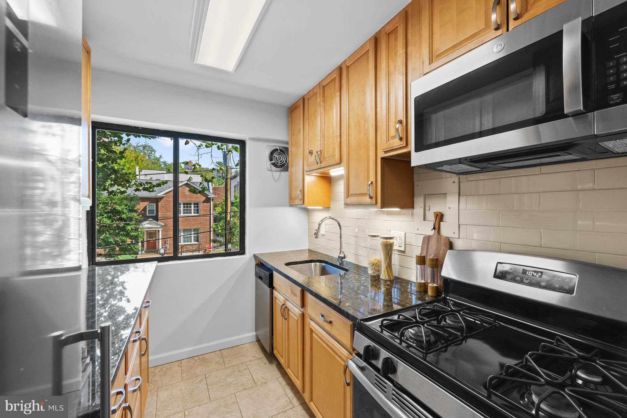 3901 Tunlaw Road Northwest, Unit 606 Washington, DC 20007 - Photo 11 of 37 Kitchen with Granite Countertops