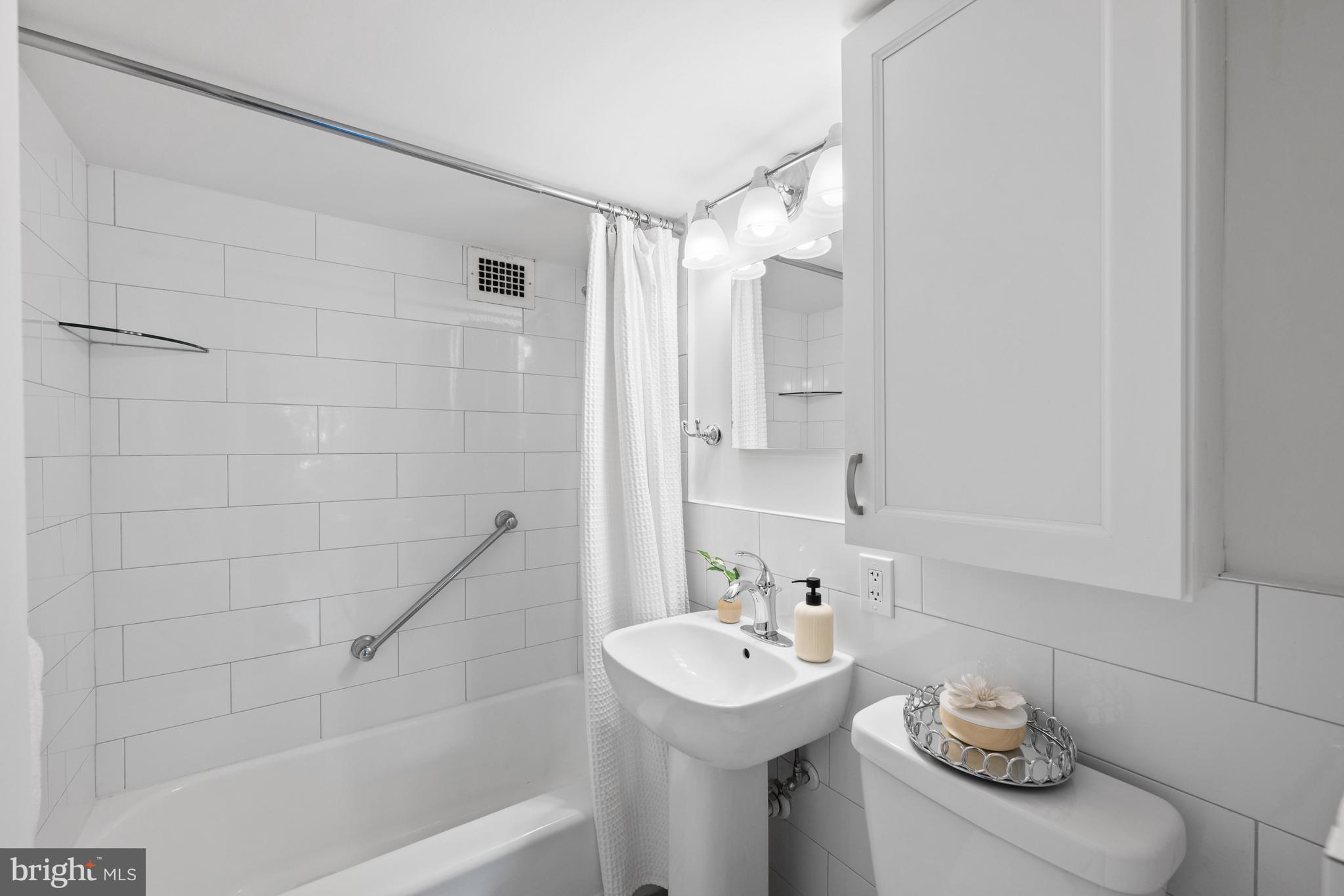 3901 Tunlaw Road Northwest, Unit 606 Washington, DC 20007 - Photo 20 of 37 Bright Tiled Bathroom