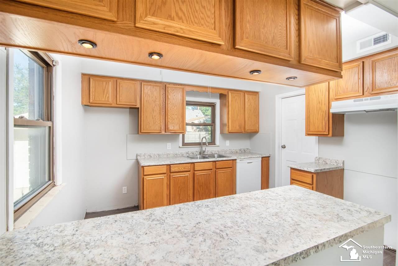 13484 Trenton Road Southgate, MI 48195 - Photo 8 of 14 50046071-7.JPG