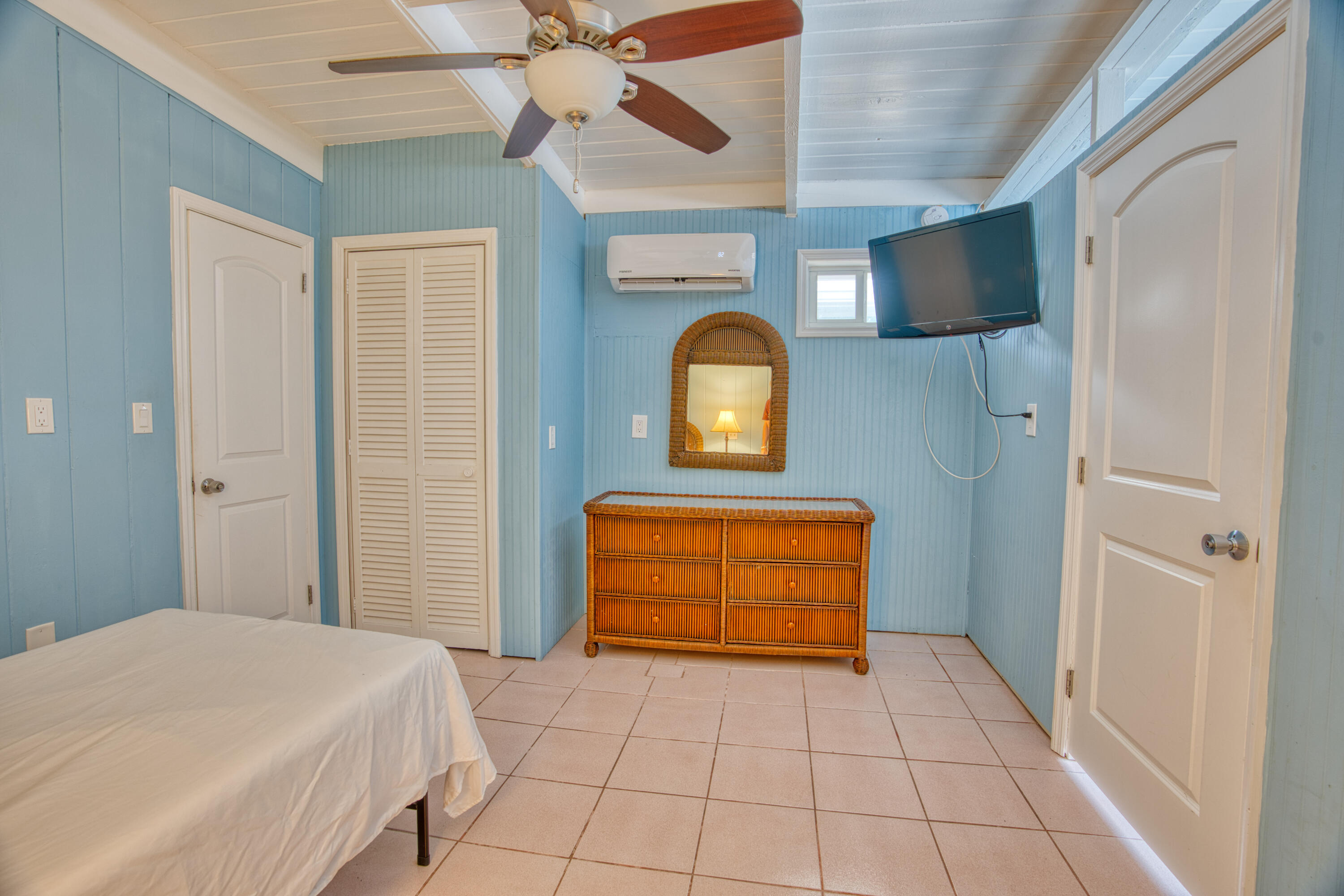 5 Sadowski Key Key Colony Beach, FL 33051 - Photo 21 of 26 a bedroom with a bed and a dresser