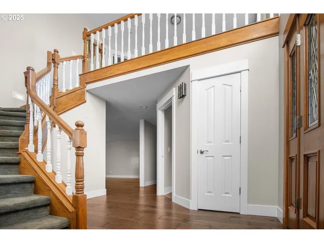 a view of entryway with an front door