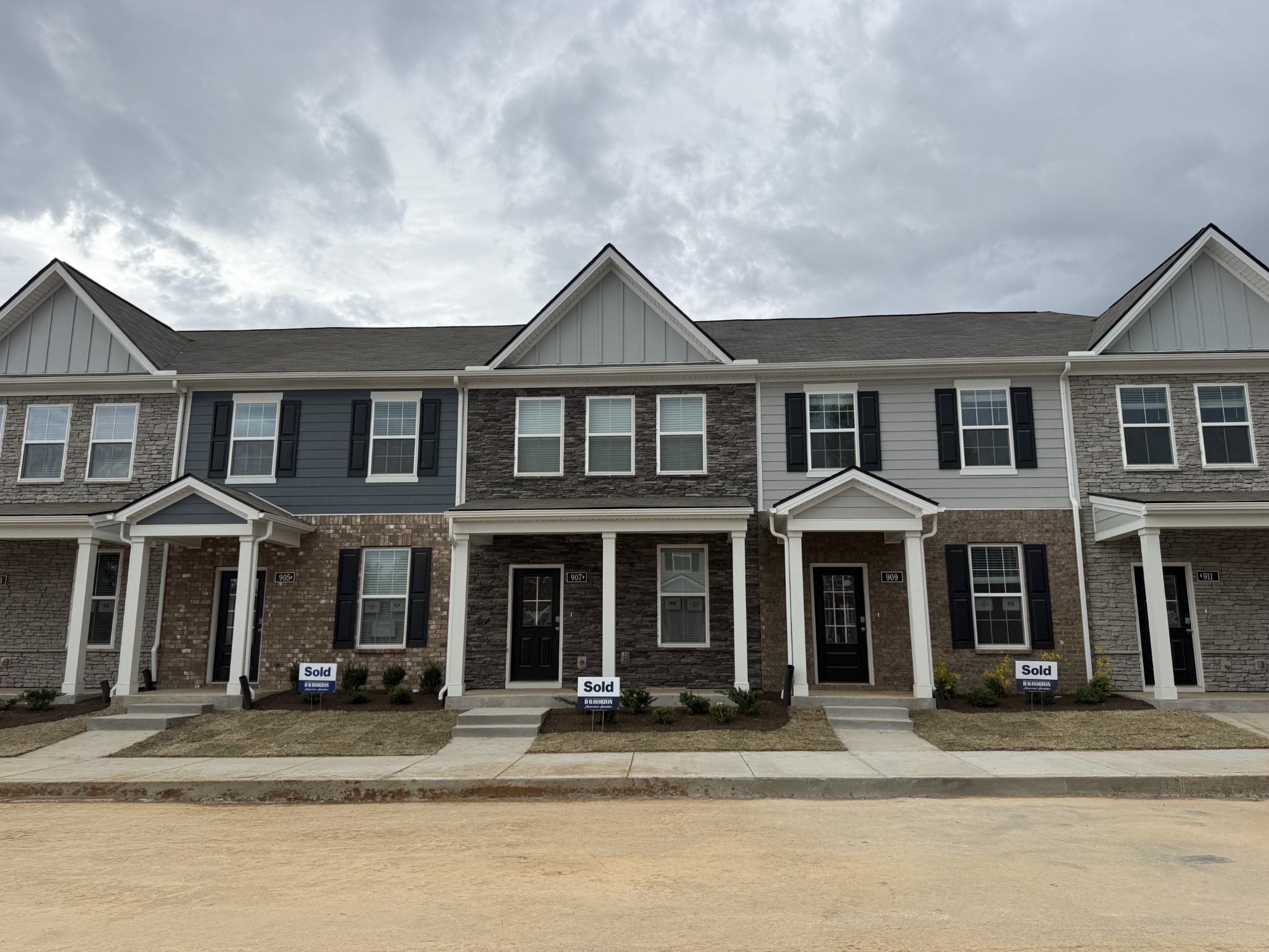 907 Highfield Way Lebanon, TN 37087 - Photo 2 of 10 front view of a building