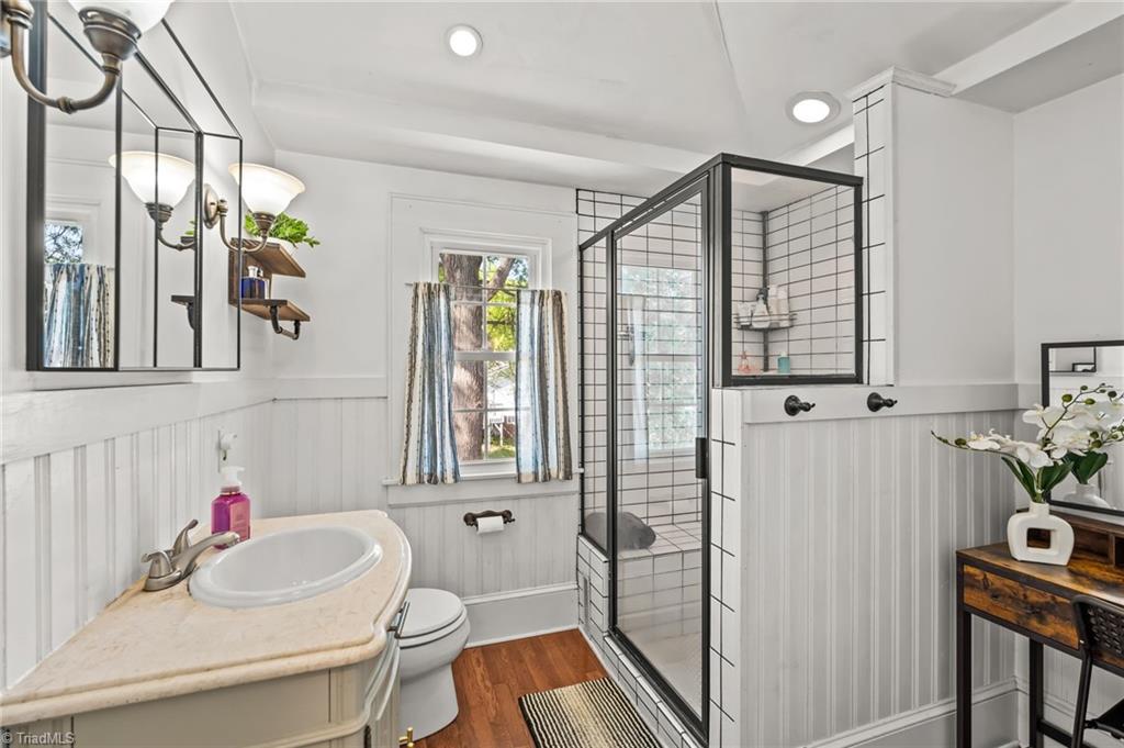 710 Delmont Street High Point, NC 27262 - Photo 28 of 50 Upstairs full Bathroom