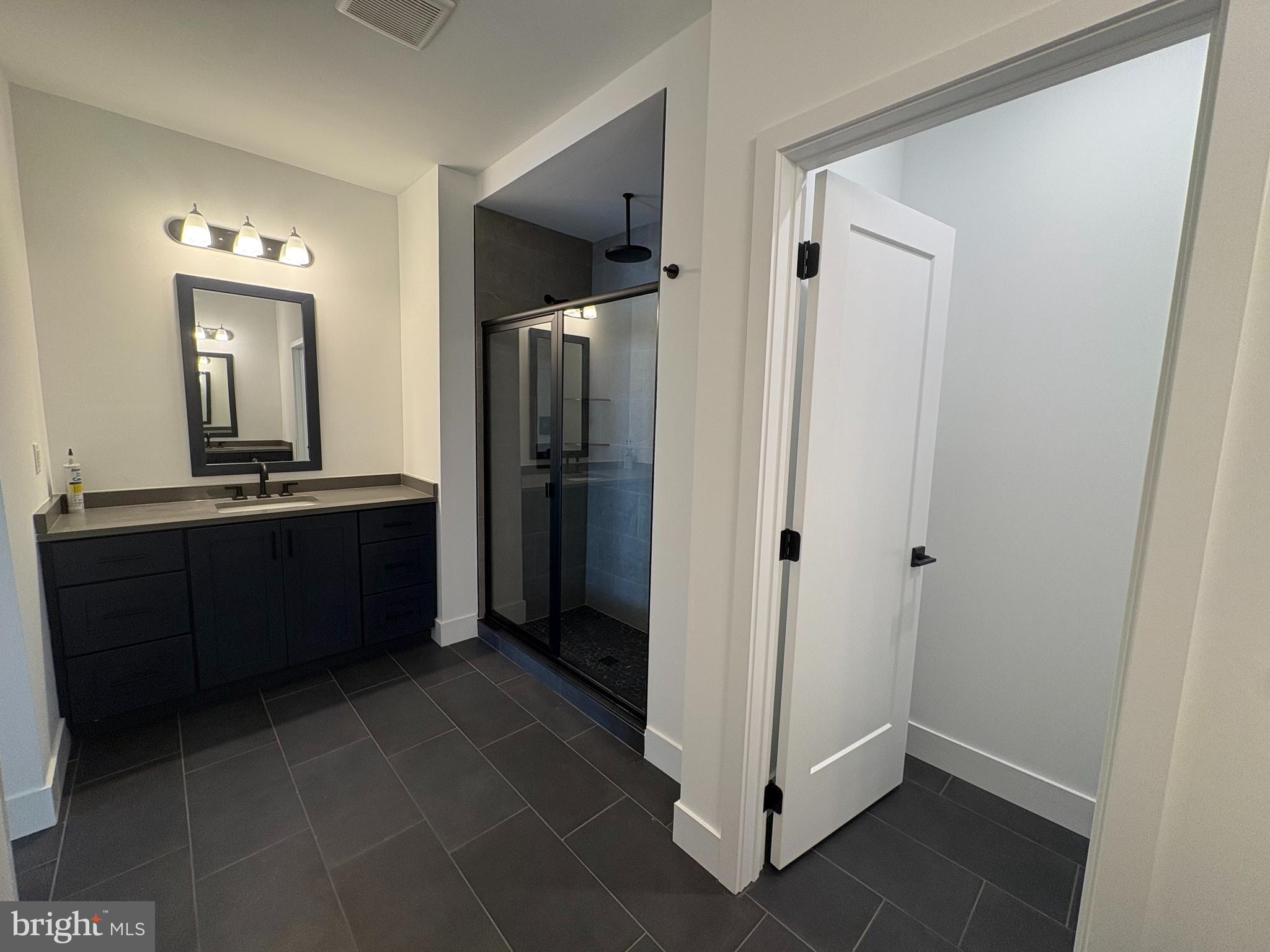 8207 Donatello Drive, Unit 872 Princeton, NJ 08540 - Photo 19 of 27 a room that has a mirror in it