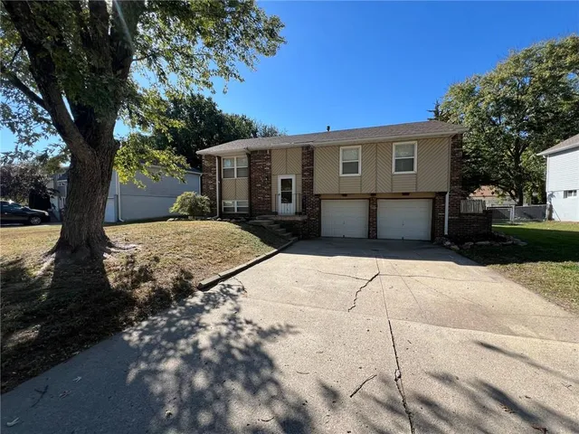 $2,045 | 1512 North Blue Mills Road, Independence, MO 64056