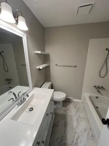 $2,045 | 1512 North Blue Mills Road, Independence, MO 64056