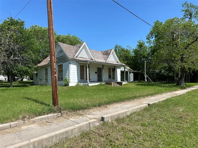 $60,000 | 709 West Navasota Street, Groesbeck, TX 76642