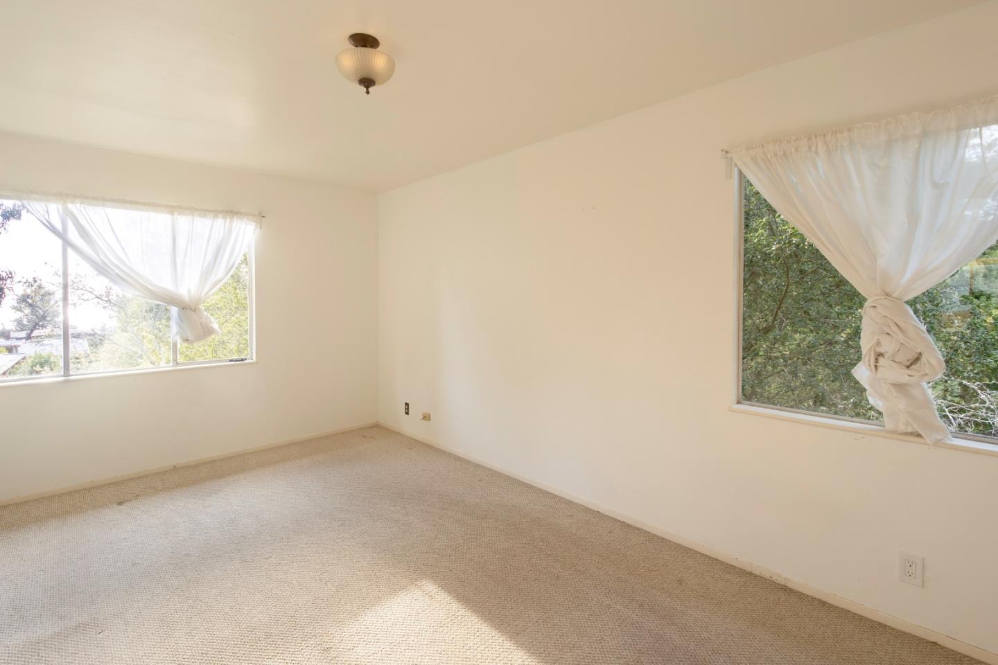 230 Fairlawn Drive Berkeley, CA 94708 - Photo 18 of 33 an empty room with windows