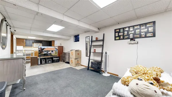 a view of livingroom with furniture