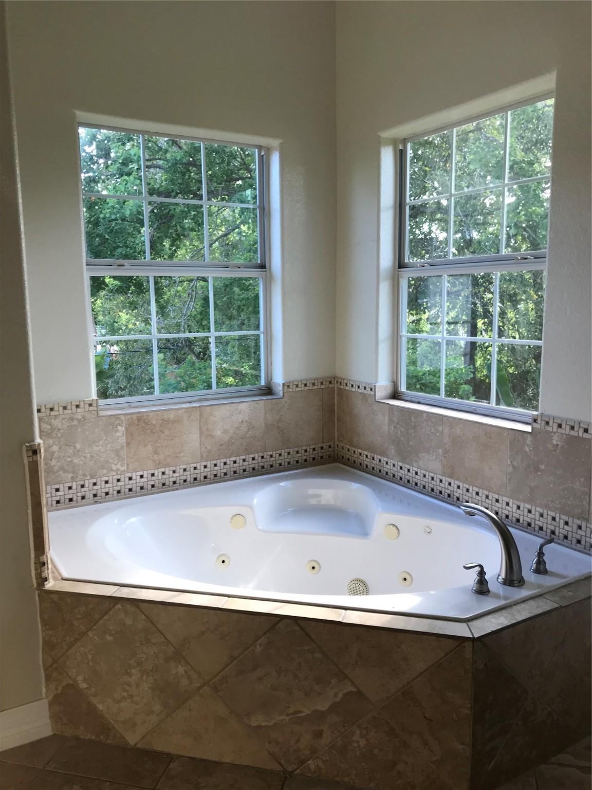 4925 Talina Way Houston, TX 77041 - Photo 3 of 12 a bathroom with a bathtub and window