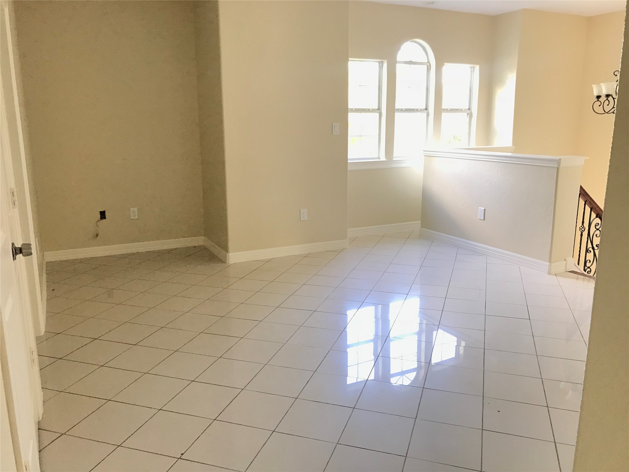 4925 Talina Way Houston, TX 77041 - Photo 4 of 12 an empty room with windows