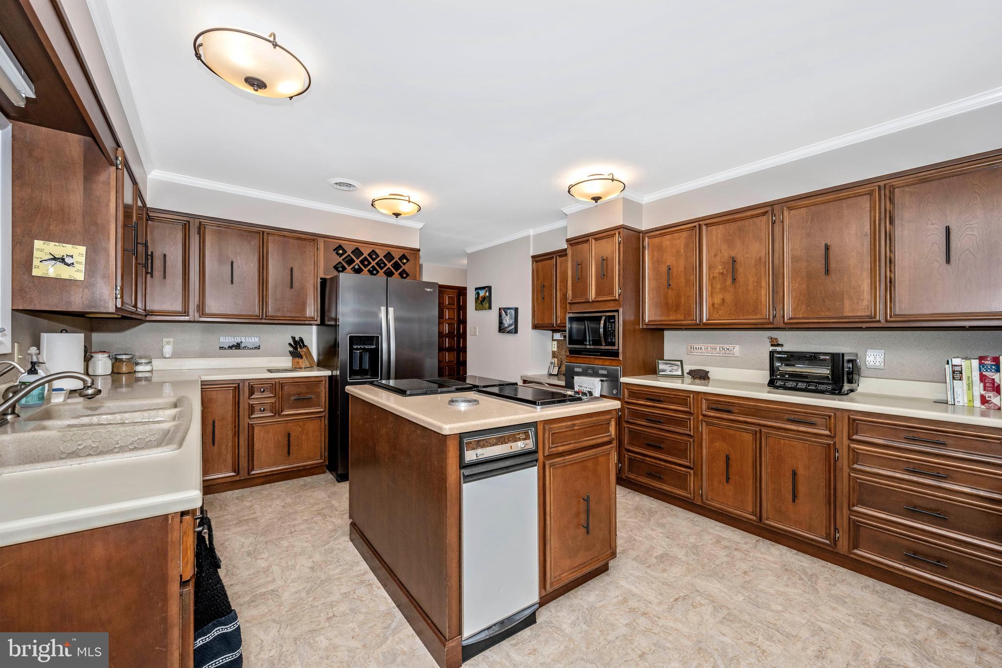 23036 Foxville Road Smithsburg, MD 21783 - Photo 14 of 135 center island kitchen
