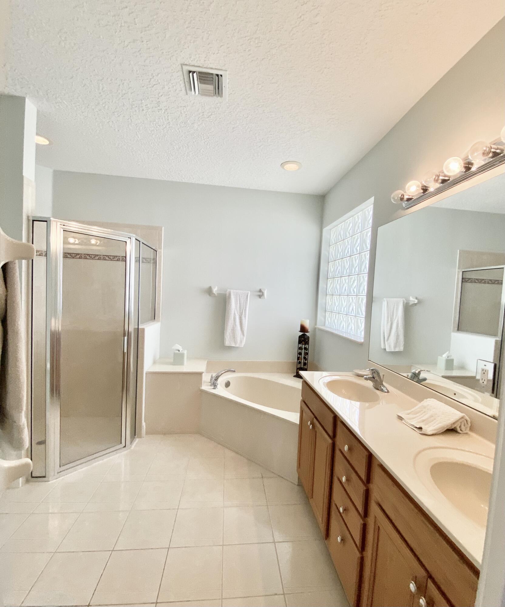 225 Clocktower Drive Jupiter, FL 33458 - Photo 16 of 40 Main Bth