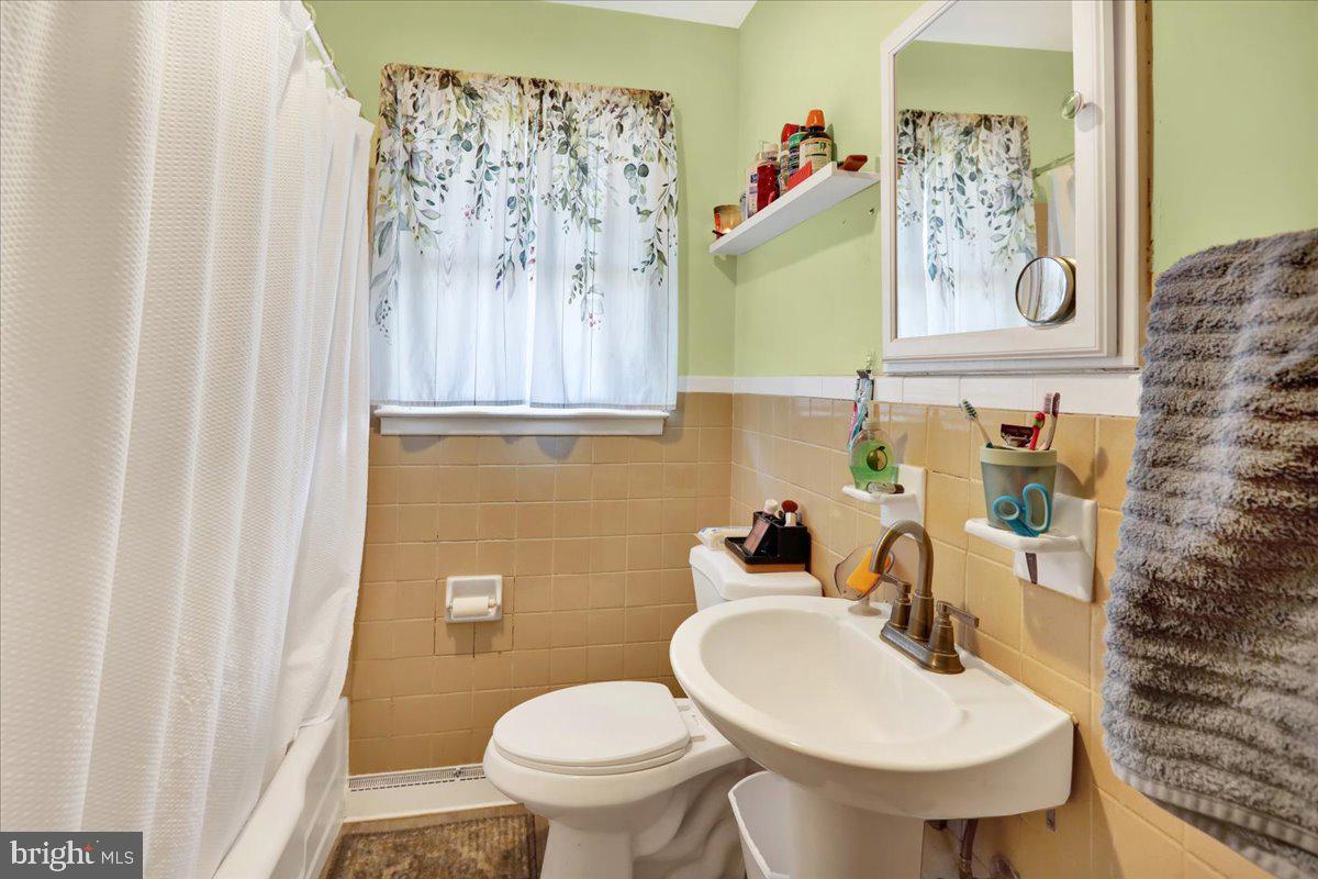 4334 Hilldale Road Reading, PA 19606 - Photo 17 of 27 Full Bathroom