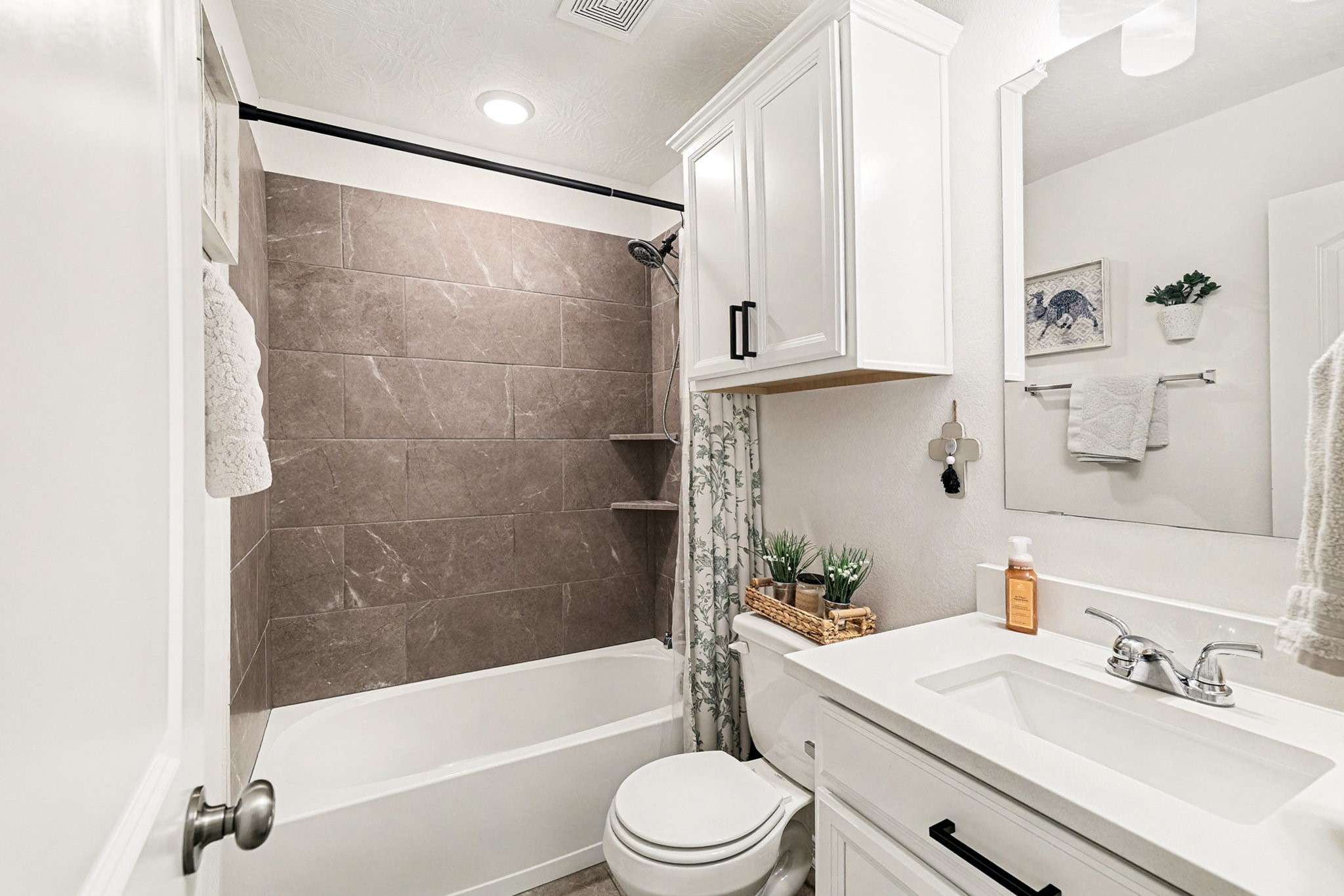 3309 Rolling View Court Conroe, TX 77301 - Photo 22 of 27 Secondary bathroom with a combination tub and shower.