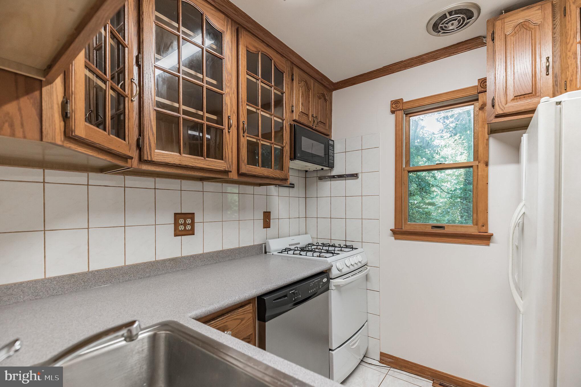 8048 Sandy Spring Road Laurel, MD 20707 - Photo 7 of 26 Gallery Image 7