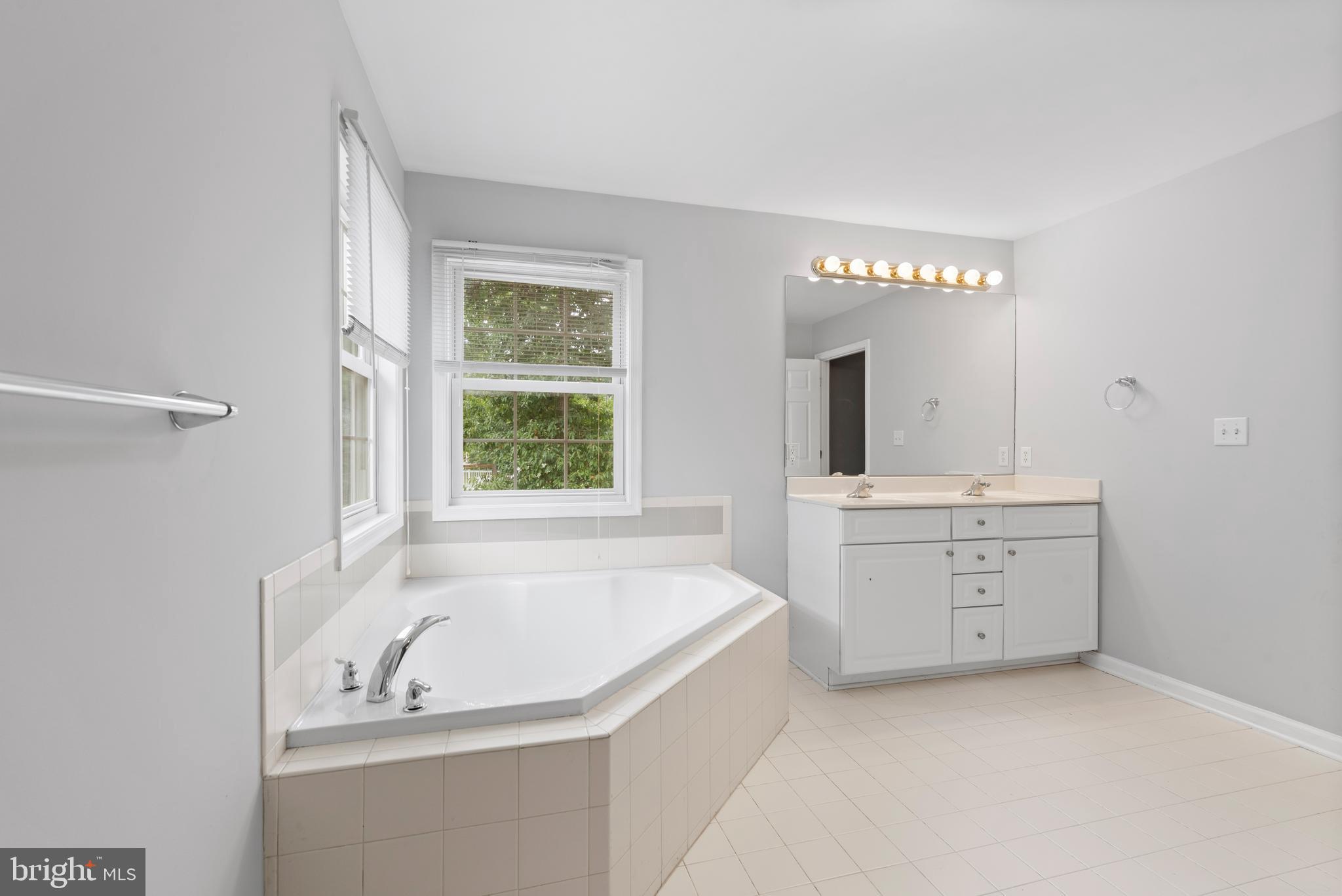 6456 Julie Ann Drive Hanover, MD 21076 - Photo 21 of 38 Primary En-Suite