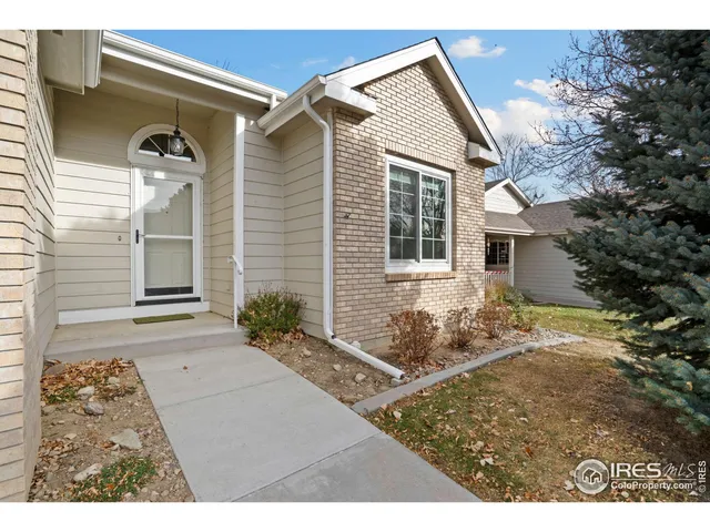 a view of backyard of the house