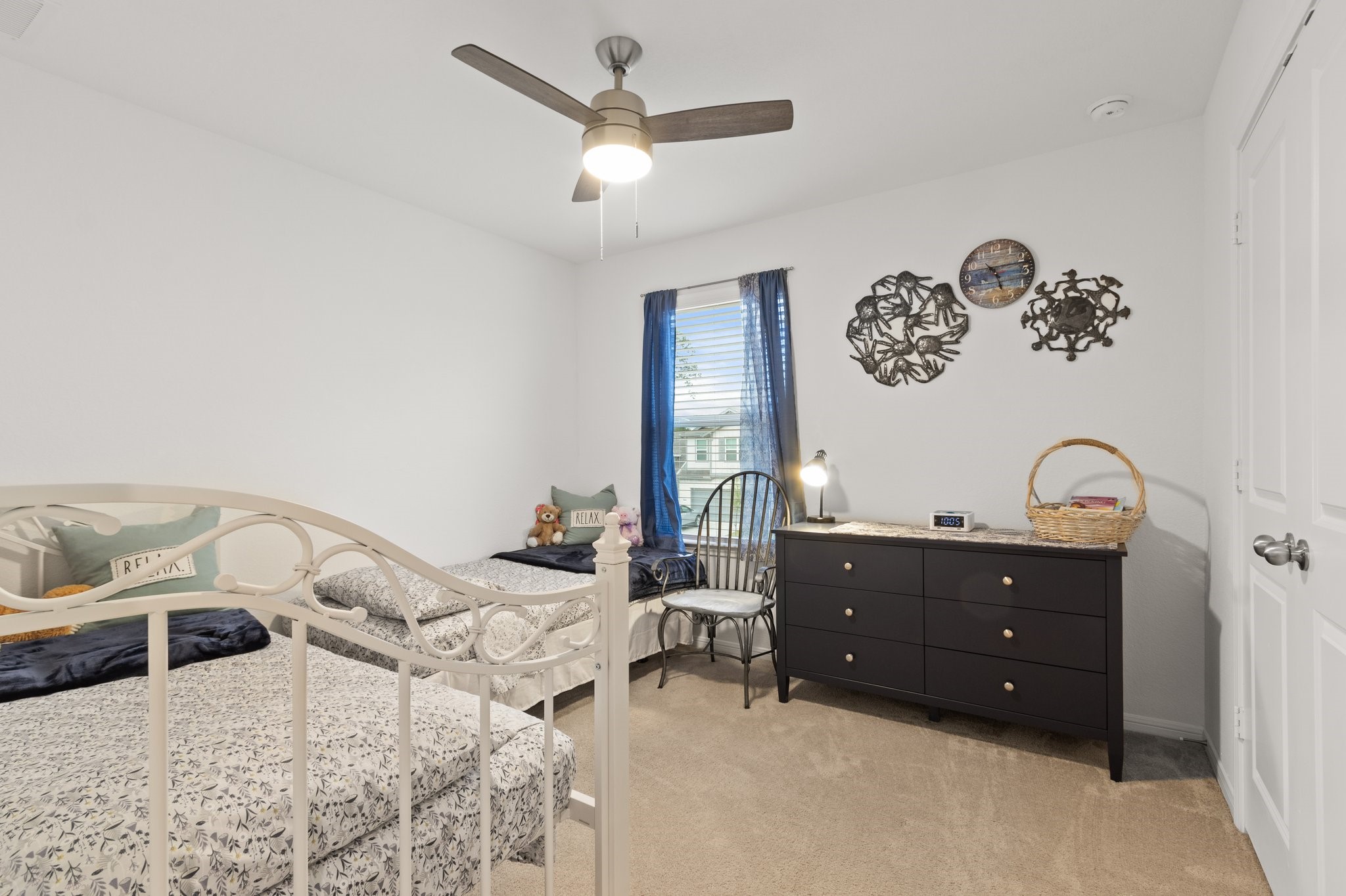 5834 Finely Run St Spring Spring, TX 77373 - Photo 25 of 50 a living room with furniture and a air conditioner vent