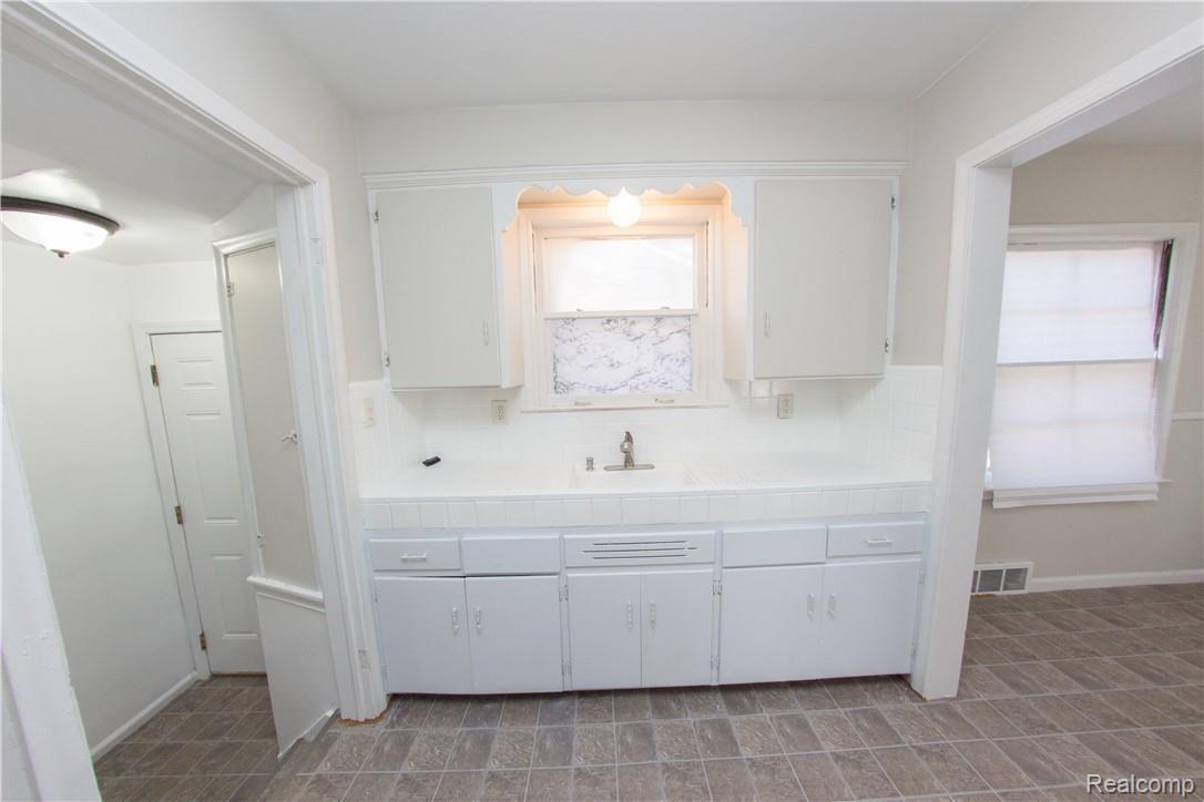 13437 Toepfer Road Warren, MI 48089 - Photo 12 of 57 kitchen-6.jpg