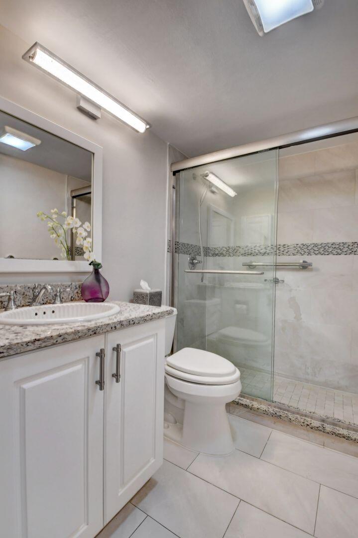 3014 Guildford East Boca Raton, FL 33434 - Photo 17 of 50 Main Bathroom w/Shower