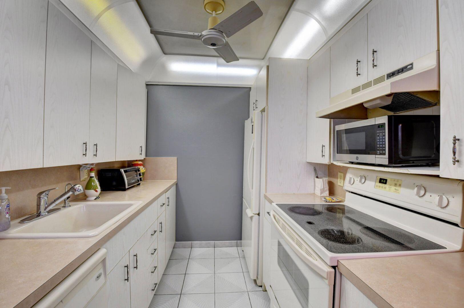 3014 Guildford East Boca Raton, FL 33434 - Photo 3 of 50 Kitchen