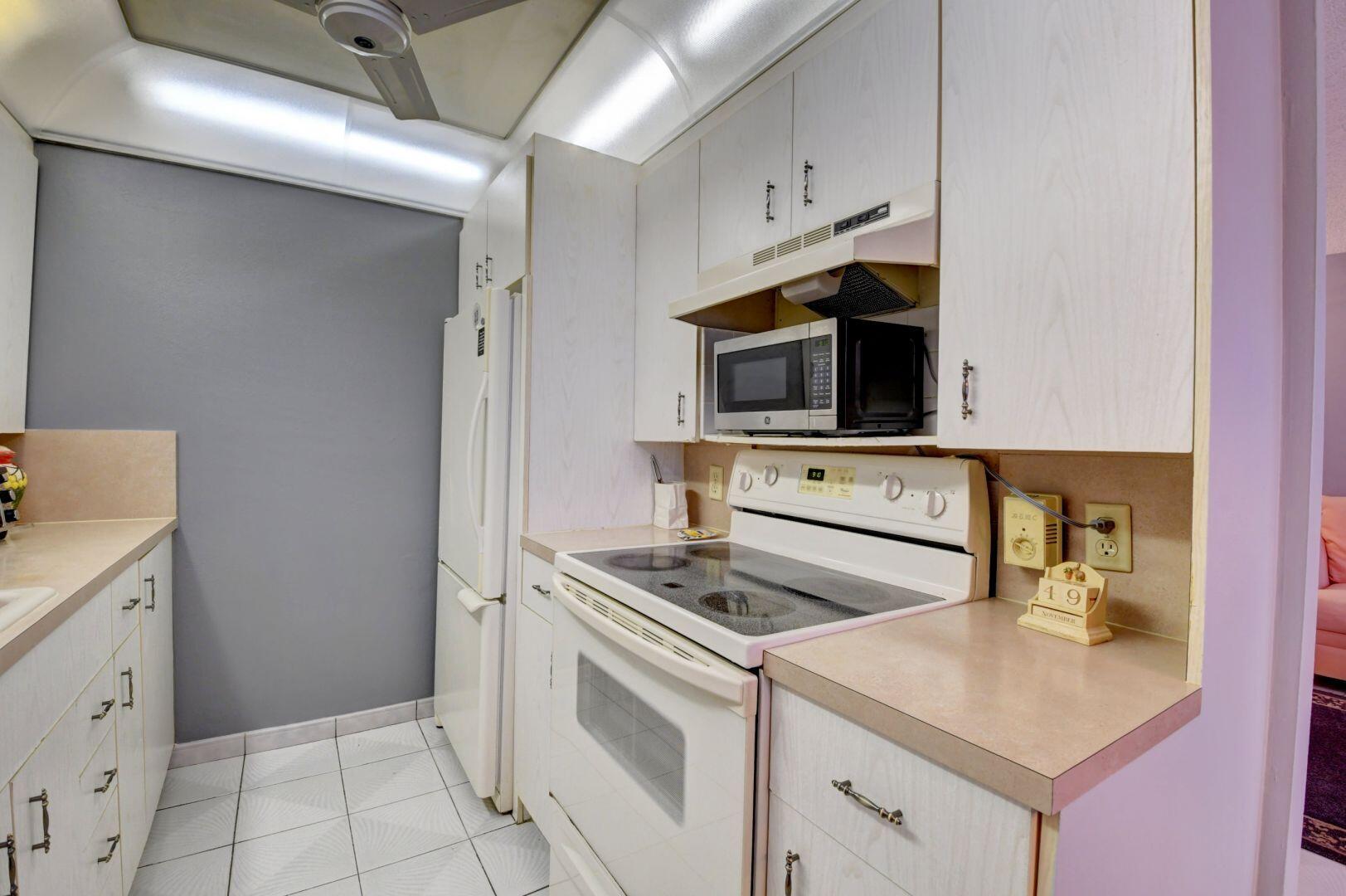 3014 Guildford East Boca Raton, FL 33434 - Photo 4 of 50 Kitchen