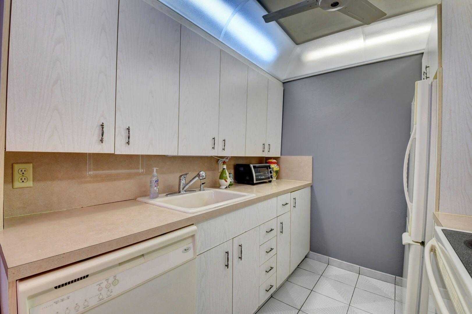 3014 Guildford East Boca Raton, FL 33434 - Photo 5 of 50 Kitchen