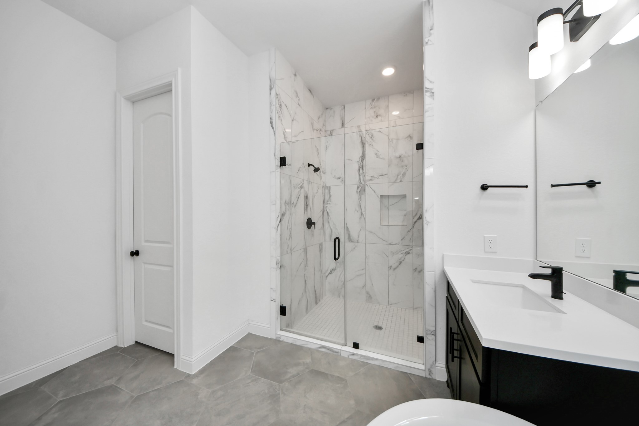 11914 Parsifal Creek Road Humble, TX 77346 - Photo 23 of 37 Primary Bathroom, double vanity, soaking tub, stand up shower