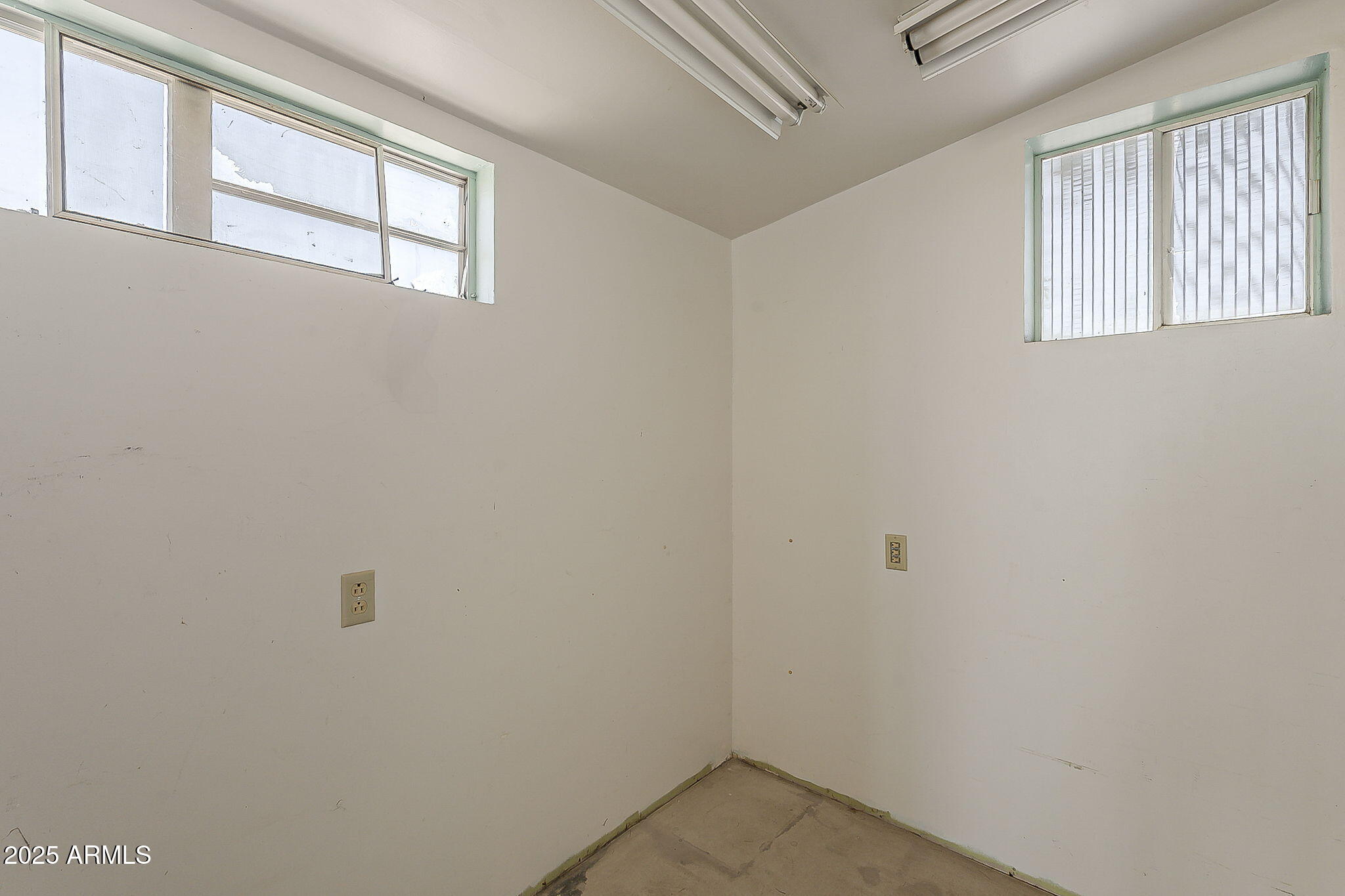 1617 South Cortez Road, Unit 1 Apache Junction, AZ 85119 - Photo 30 of 33 an empty room with windows