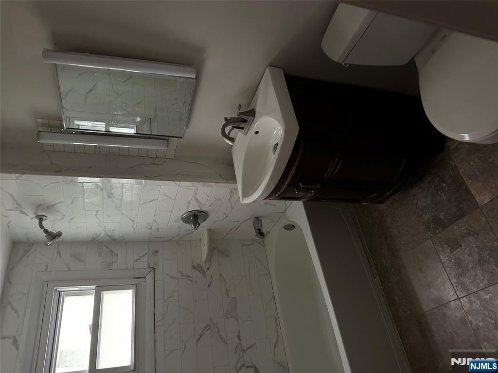 743 Newcomb Road Ridgewood, NJ 07450 - Photo 9 of 16 a bathroom with a sink toilet and bathtub